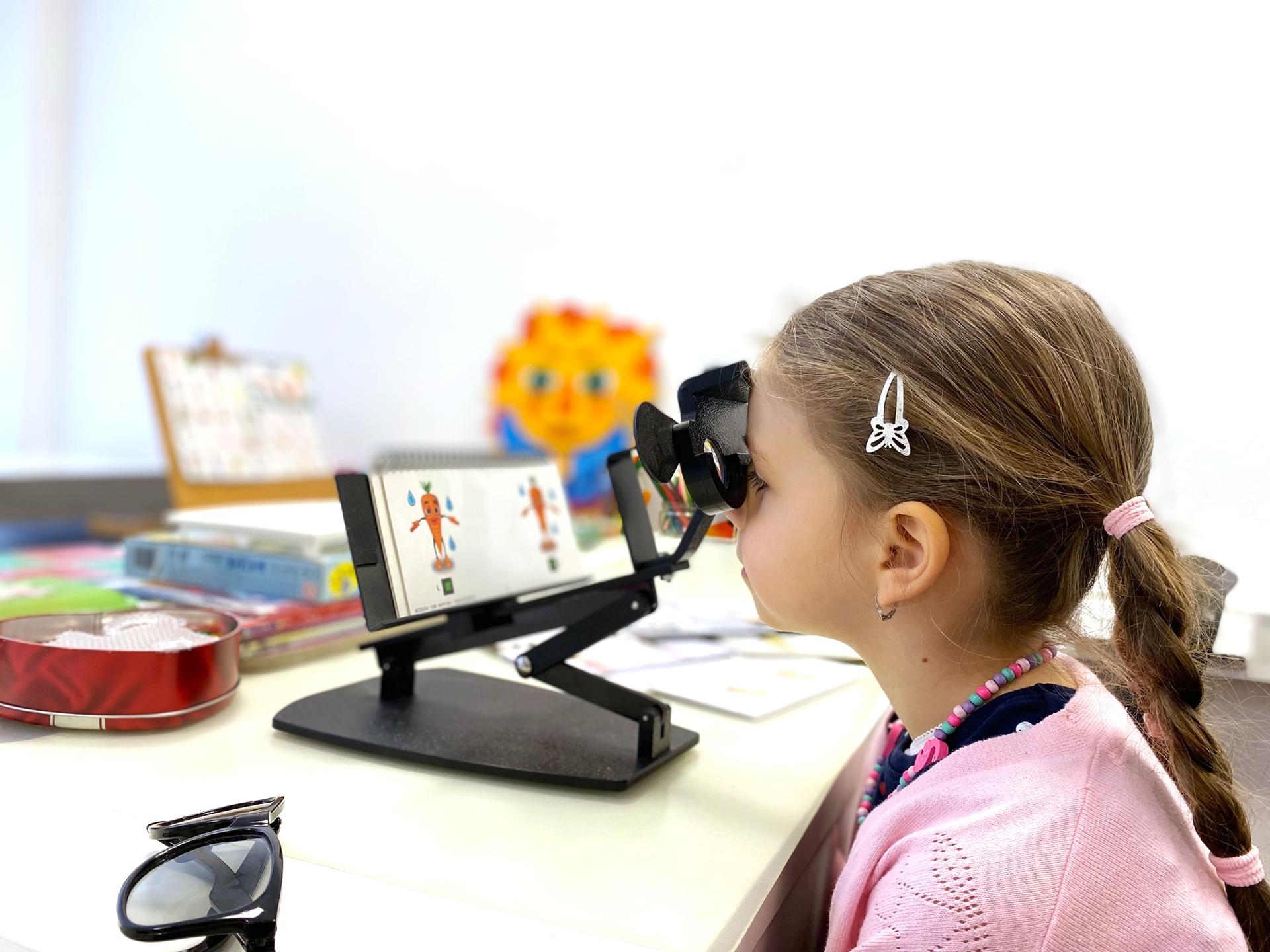 Obrázek 3. Zrcadlový stereoskop